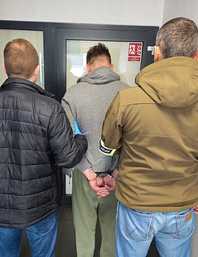 Włamywali się i kradli. Wśród łupów samochód i motocykl