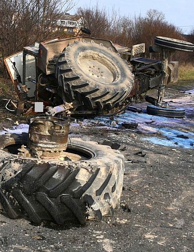Groźny wypadek. Ciągnik rozleciał się na kawałki po zderzeniu z busem