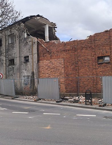 Trwa wyburzanie budynków dawnej winiarni w Kruszwicy [VIDEO]