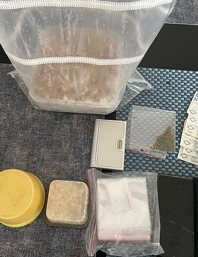 35-latek wpadł z narkotykami. W domu miał tego sporo