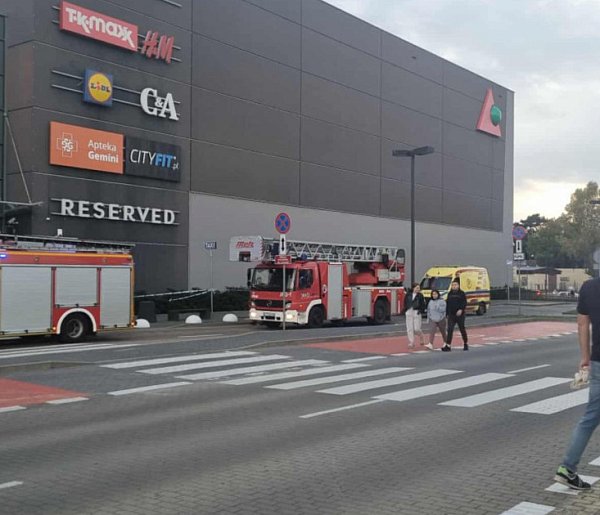 Toruń. Zawalił się podwieszany sufit w galerii handlowej-52271