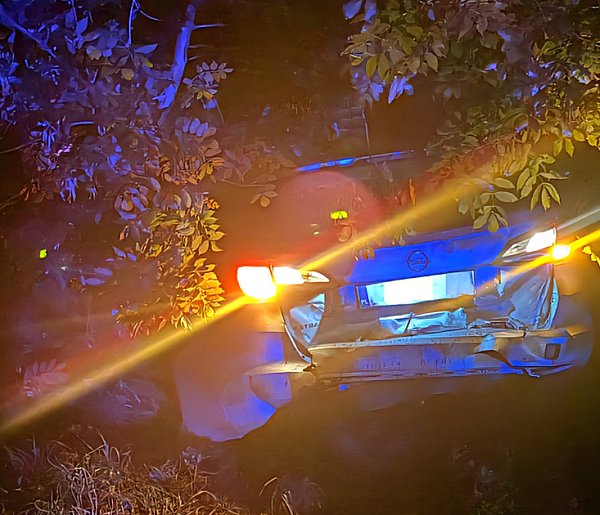 BMW wjechało w tył opla. Skończyli w krzakach-52314