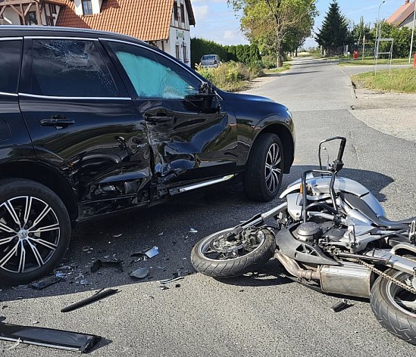 Zderzenie motocykla z autem. Motocyklista w szpitalu-52630