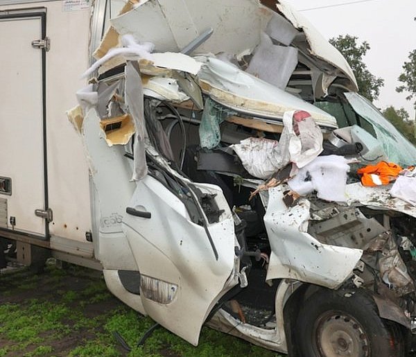 Bus wbił się w przyczepę rolniczą! Kierowca cudem przeżył-53127