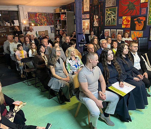 Sztuka ponad granicami. Artystyczny wieczór w Leonard Gallery-53310