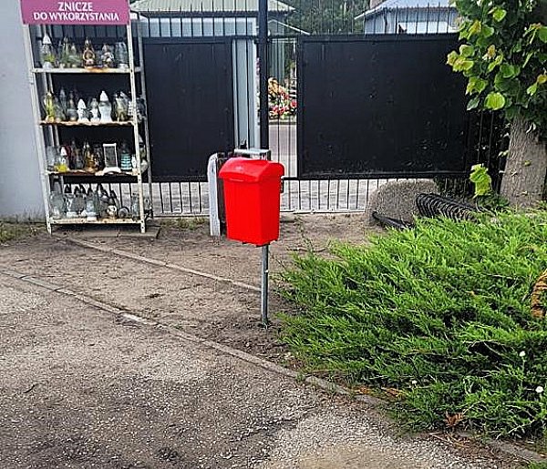 Widzisz taki pojemnik na cmentarzu. Oto, do czego służy-53351