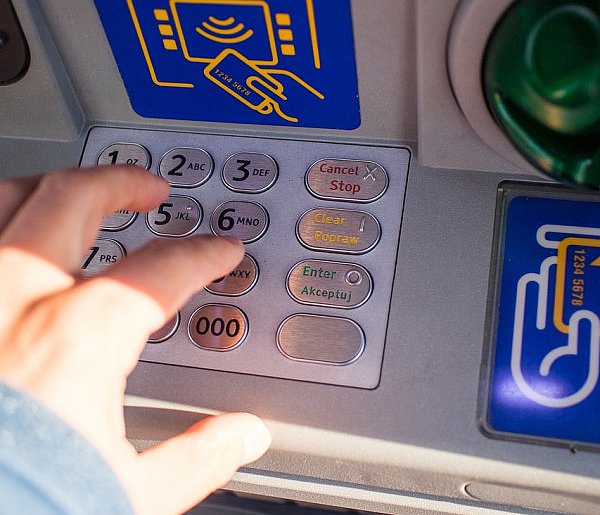 Z kont znikały pieniądze. Policja i bank badają ogólnopolski incydent-53550