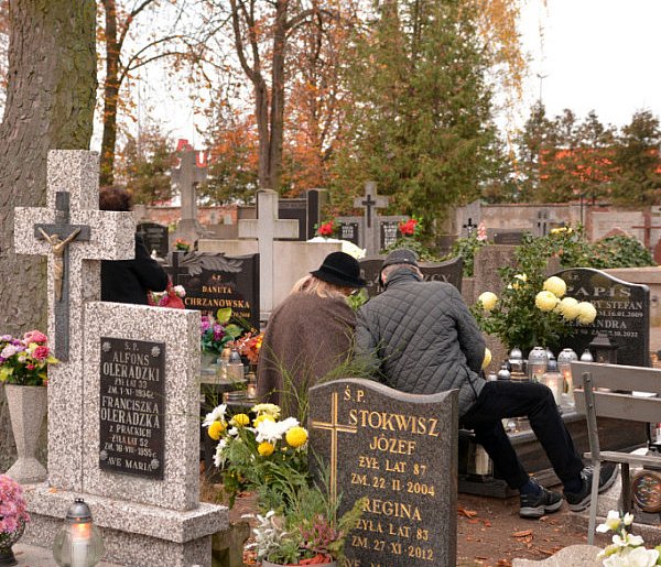 Savoir-vivre na 1 listopada. Jak się zachować podczas wizyty na cmentarzu?-53723