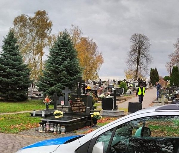 Policjanci czuwają nad bezpieczeństwem w rejonie cmentarzy-53693