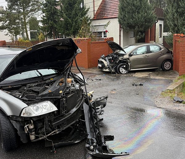 Czołowe zderzenie passata z yarisem-53789