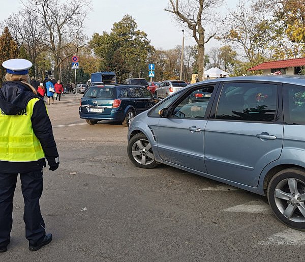 Zatrzymany przy cmentarzu. Nie miał prawa jazdy i był pijany-53804