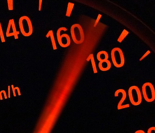 104 km/h na pięćdziesiątce. Kobieta straciła prawo jazdy-53867