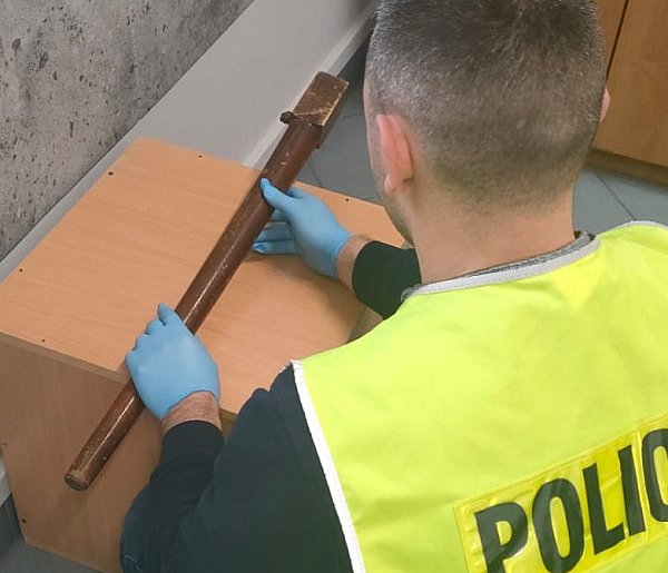 Spacerował po Janikowie z nogą od stołu i groził mieszkańcom-54074