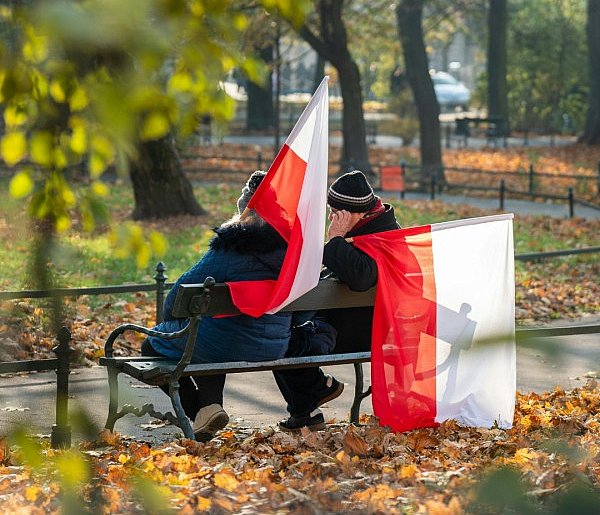 Zerwał flagę Polski. 57-latek usłyszał zarzuty-54095