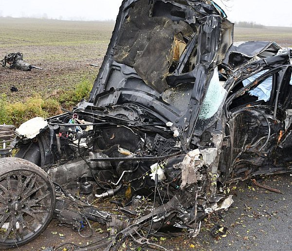 BMW rozbite na drzewach. 18-latek trafił do szpitala-54128