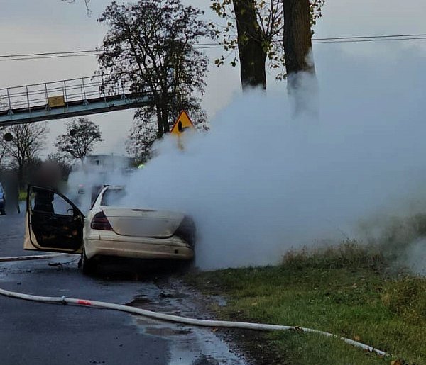 Mercedes zapalił się na drodze-54182