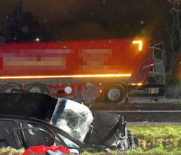 Opel wjechał wprost pod ciężarówkę. Nie żyje kobieta, dwie osoby ranne-54191