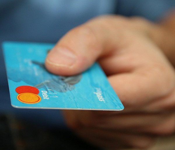 Fiskus skontroluje płatności kartą Polaków? Resort zabiera głos-54383