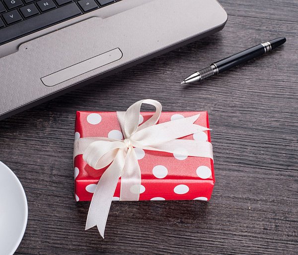 Świąteczna paczka może stać się problemem. Skarbówka patrzy z ukrycia-54625