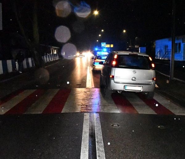 90-letnia piesza potrącona na pasach-54981