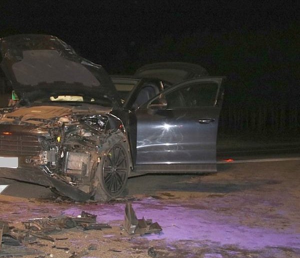 Porsche uderzyło w jaguara. Sprawca skończył w szpitalu-55149