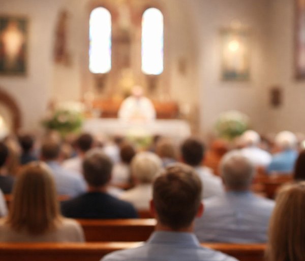 Ilu Polaków naprawdę chodzi do kościoła? Jedna statystyka szokuje-55195