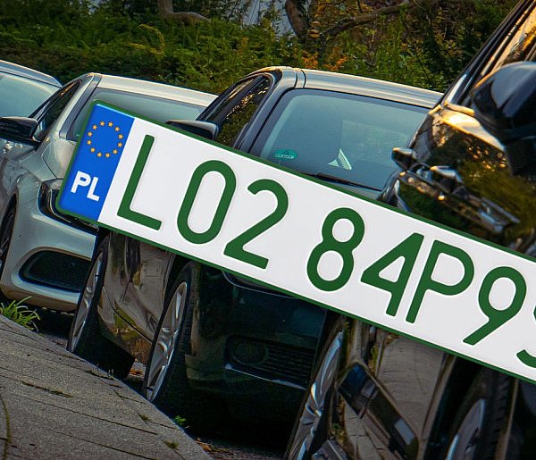 Tablice z zielonymi napisami na kolejnych autach. Nie chodzi o "elektryki"-55347