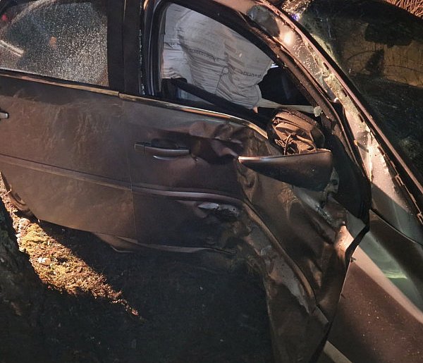 Opel skończył na drzewie. Uważajcie na drogach!-55420