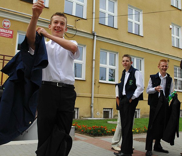 Czy szkoła może narzucać uczniom fryzurę i strój MEN wyjaśnia-55482