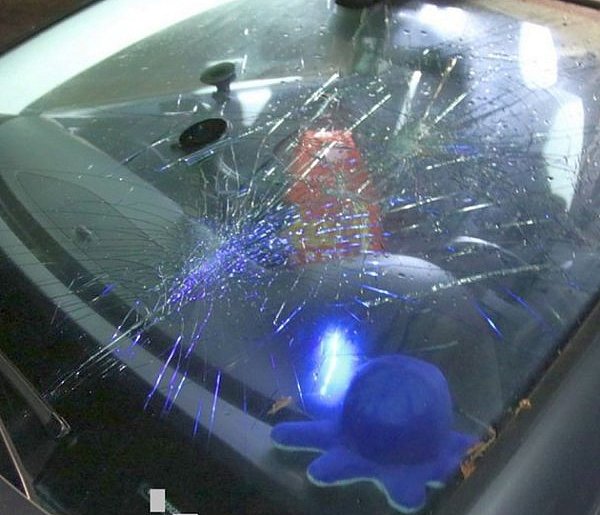 Rozbił szybę w volkswagenie. 61-latek z zarzutem-55564