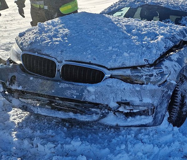 BMW skończyło w przydrożnym rowie. Uważajcie na drodze!-55618