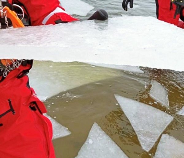 Policja i WOPR ostrzegają: Lód jest cienki!-55660