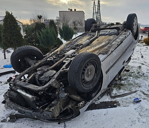 Jedna osoba w szpitalu po tym dachowaniu-55717