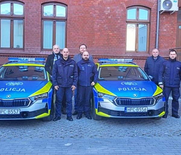 Dwa nowe radiowozy dla inowrocławskiej policji-56071