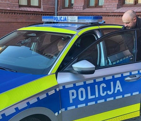 Nowy radiowóz dla policjantów z Pakości-56131