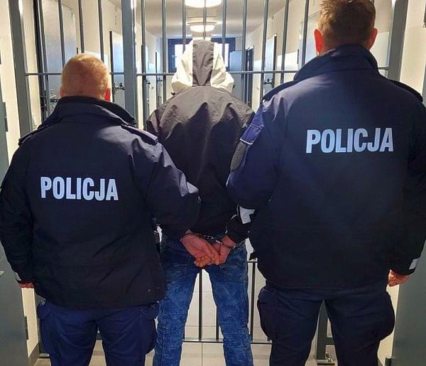 Zaczęło się od „awarii” w mieszkaniu, a skończyło na wpadce z narkotykami