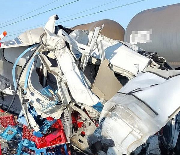 Chwile grozy na przejeździe. Dostawczak wjechał pod pociąg