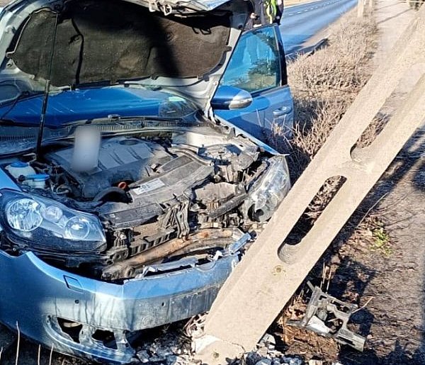 Trafił golfem w słup. Poranna kraksa w Pakości