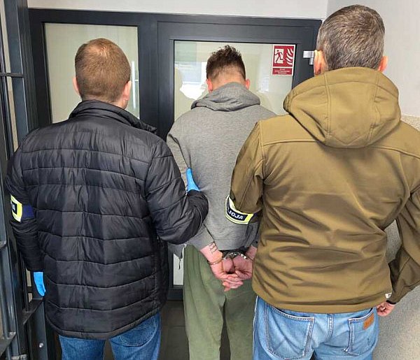 Włamywali się i kradli. Wśród łupów samochód i motocykl