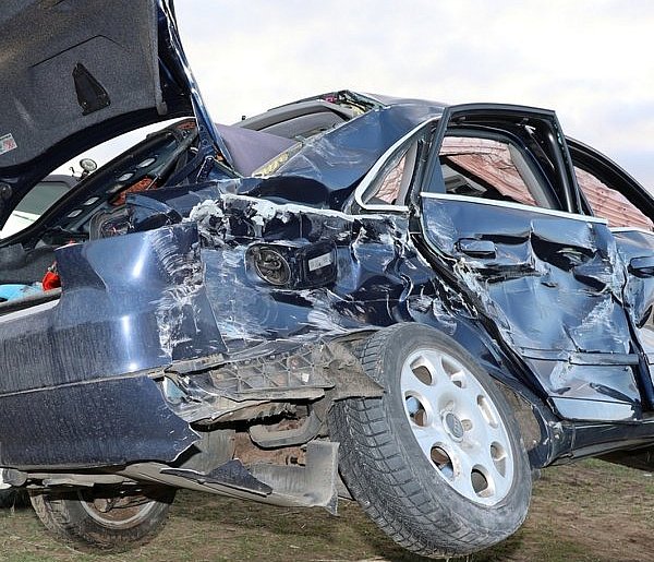 Zderzenie autobusu szkolnego z Audi. Trzy osoby w szpitalu
