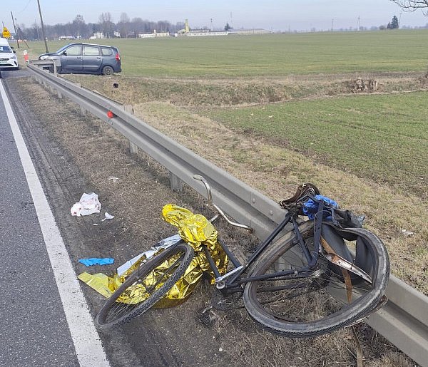 Potrącił rowerzystę podczas wyprzedzania. 69-latek w szpitalu