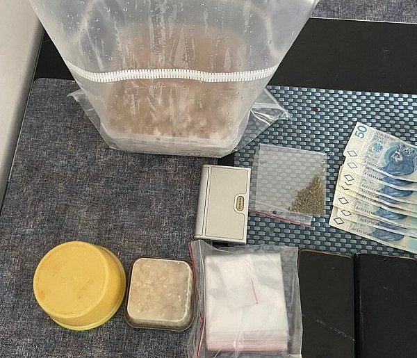 35-latek wpadł z narkotykami. W domu miał tego sporo