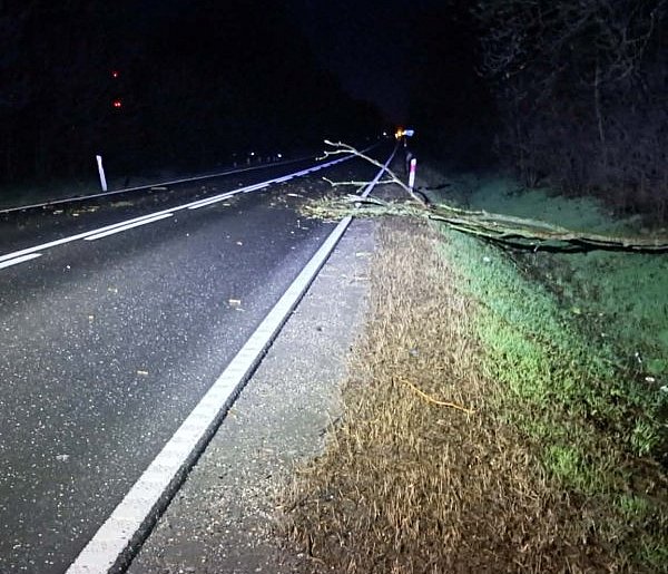 Wiatr nie odpuszcza. Strażacy interweniują w całym powiecie