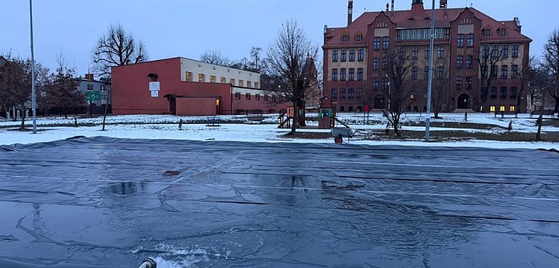 Strażacy wylewają kolejną ślizgawkę w mieście