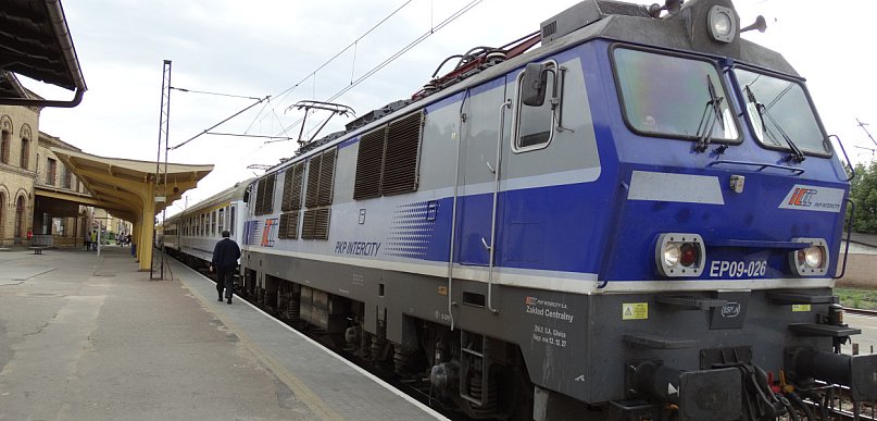 Marznący deszcz spowalnia kolej. Opóźnienia pociągów w regionie