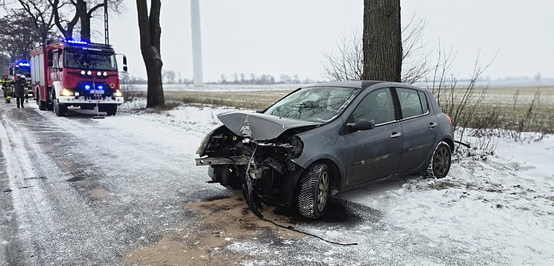 Auto wpadło na drzewo. Dwie osoby w szpitalu, ślisko na drogach