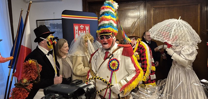 rolKI24.INFO | Zapustne kozy przeszły przez Inowrocław 🐐🎭