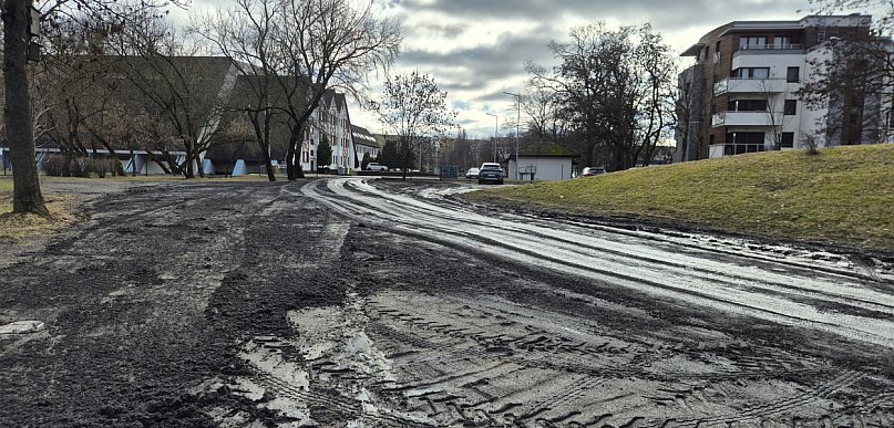 rolKI24.INFO | Błoto zamiast chodnika. Rodzice pytają dlaczego?