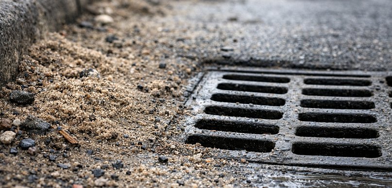 Apel prezesa wodociągów: Piasek po zimie zagraża drożności kanalizacji