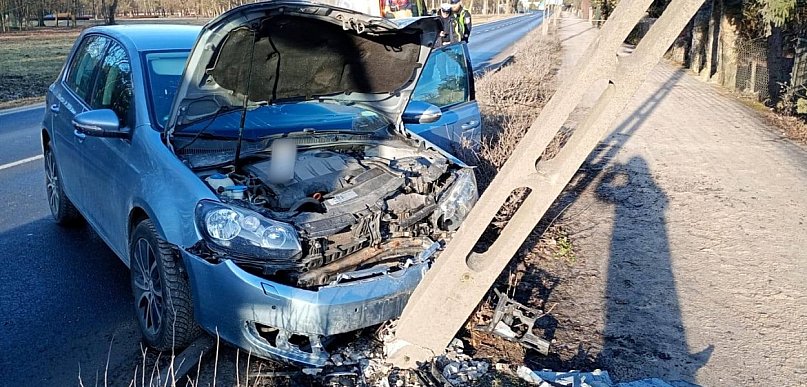 Trafił golfem w słup. Poranna kraksa w Pakości